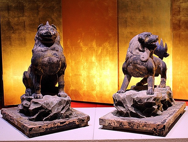 第四殿の獅子(左)・狛犬(右)も、第三殿とものを同じ特徴から、製作された時代が考えられる