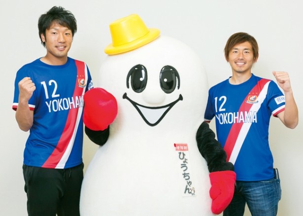 崎陽軒のひょうちゃん(中央)と横浜F・マリノスの兵藤慎剛選手(右)、伊藤翔選手(左)