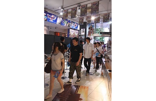 6：30に一斉に入店する客たち
