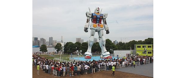 2500人の大行列！実物大ガンダムが絶好の発進！