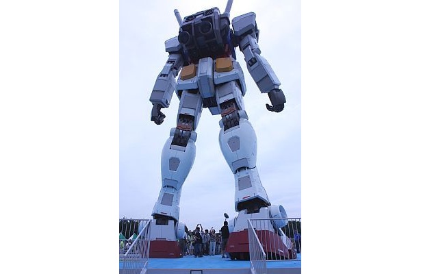 【ガンダム一般公開の瞬間や屋台、ガンダムの細部まで！】第一陣が入場！