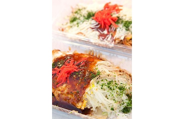 KOTIの広島焼ねぎマヨスペシャル（800円）とオムそば（奥600円）