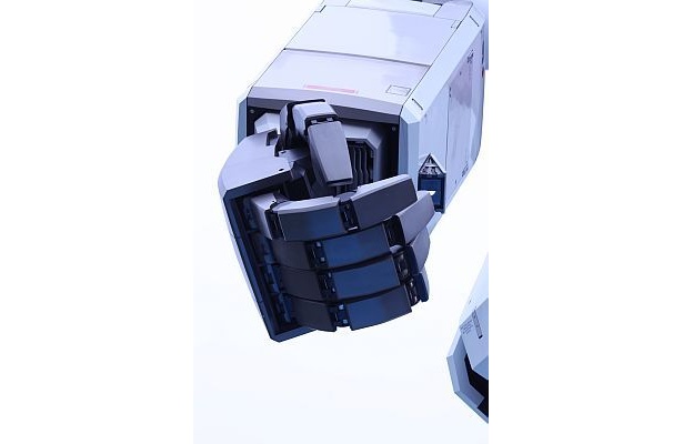 今にも動き出しそうにリアルな手