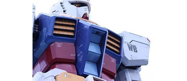 胸部のダクトも精巧。ココからミストが噴き出すのだ