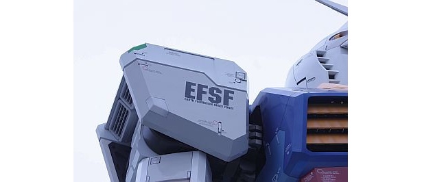 右肩にはEFSF（EARTH FEDERATION SACE FORCE）の文字