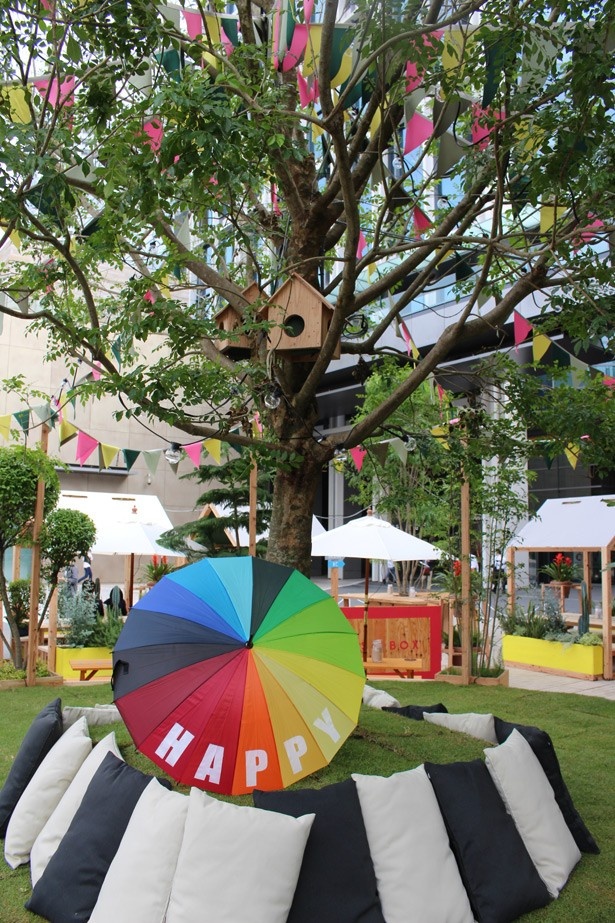 会場中央のシンボルツリー。カラフルなフラッグガーランドと傘が飾られ、楽しさ満点！