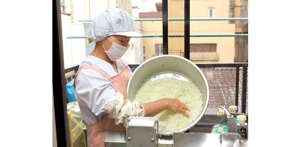 「江南 柳橋本店」の餃子作りに密着！　最初は、淡路島産などのタマネギ40〜50kgをスライサーに4回かけて舌触りのいいみじん切りに