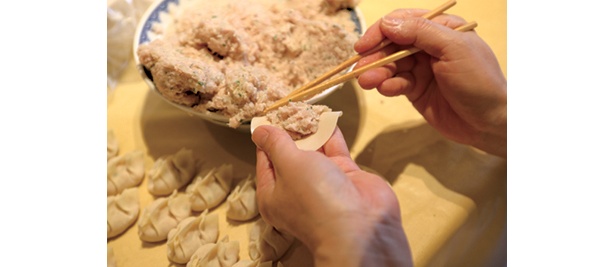 一般的な包み方ではなく、うま味のスープをこぼさず閉じ込めるためなのだとか