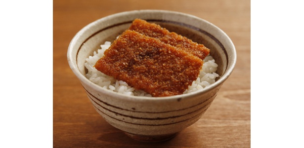 福井県の「ソースかつ丼風まんま」。駄菓子のＢＩＧカツを使用