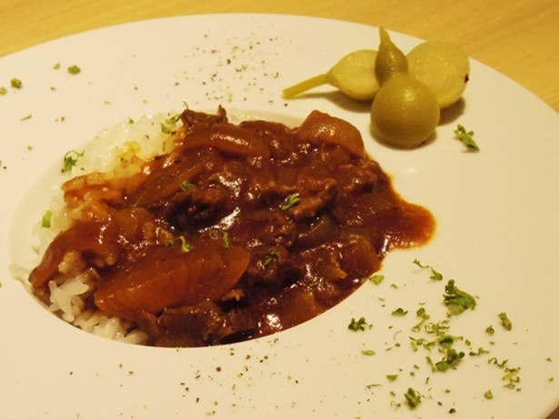 夜のコースより、〆の飯物。甘くない大人向けのハヤシライス、しば漬の瓢箪付き