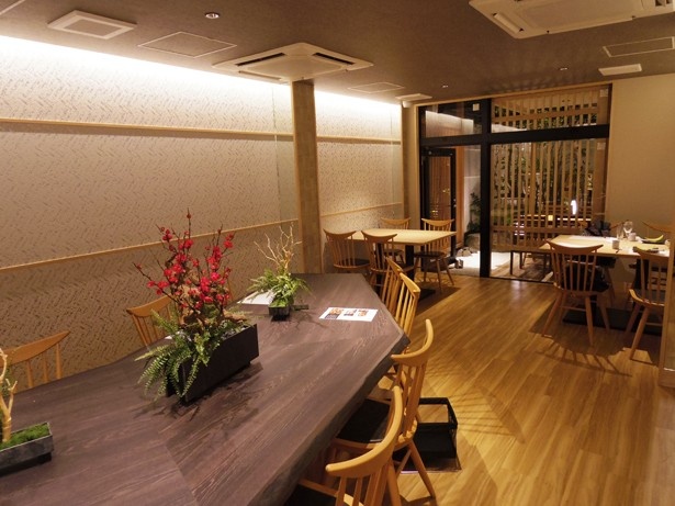 歴史ある京都を意識した趣のある店内