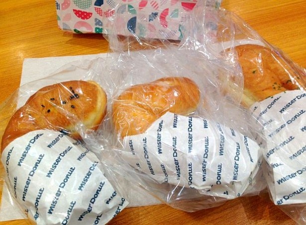【写真を見る】早速、新ドーナツ3種を食べてみた！