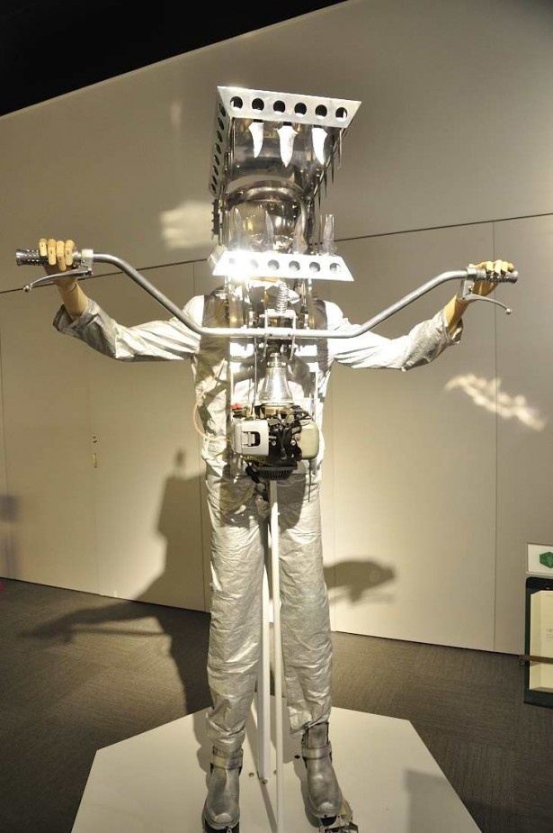 エンジンで駆動するナイフが並んだ顎で、メスを噛み砕くというプードルズヘッド。明和電機の違う側面が垣間見える