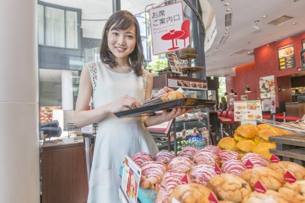 「今回は夏限定の6種類から3つを選択。ケーキはどれにしようかなぁ」(水谷さん)
