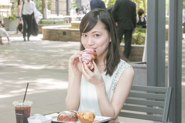 「ピンクの模様がかわいくてひとめぼれした」と話す水谷さん。中には赤桃の果肉とマスカルポーネ入りのカスタードクリームがイン