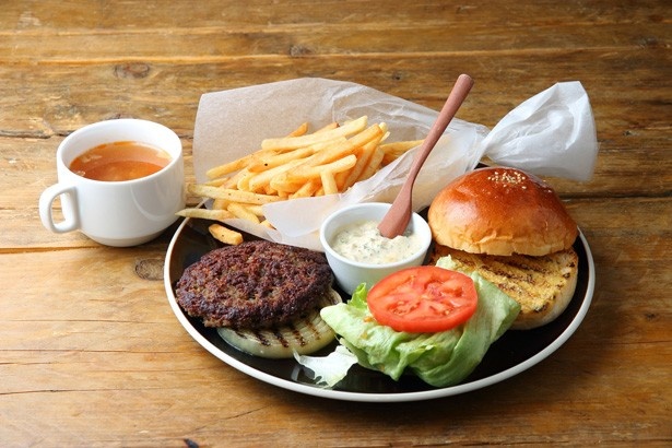 【写真を見る】平日のランチタイムには、ボリュームのある「ハンバーガーランチ」(1100円)など全5種がそろう