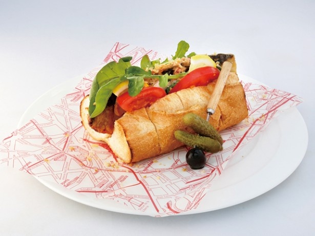 サバフライが1尾丸ごと入ったサバサンド(1200円)。香辛料が効いた自家製サルサソースが絶妙！