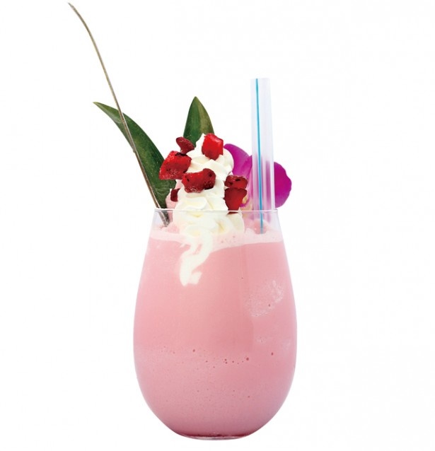 カットしたフローズンストロベリーをトッピングしたストロベリーバブルスムージー(900円)は夏にピッタリのメニュー