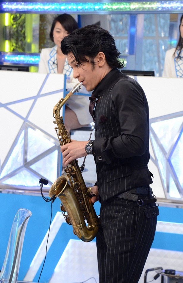 見事なサックスを披露する武田真治