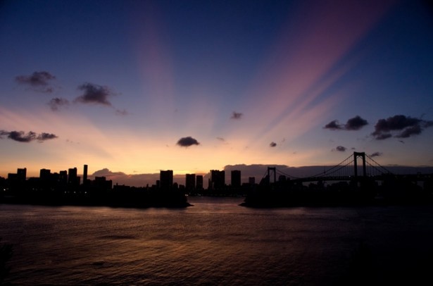 【写真を見る】東京湾の夜景を眼前で楽しむ