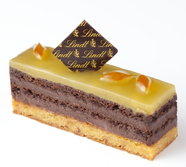 【写真を見る】ダークチョコレートとオレンジを組み合わせた「トリュフショコラオランジュ」(756円)