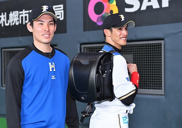 【写真を見る】レクサスから発売中の高級ランドセル(15万円)を背負う陽選手