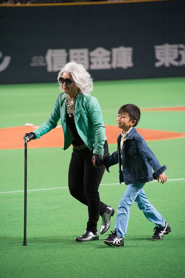 マウンドに向かうNXグランマに扮した吉田えり