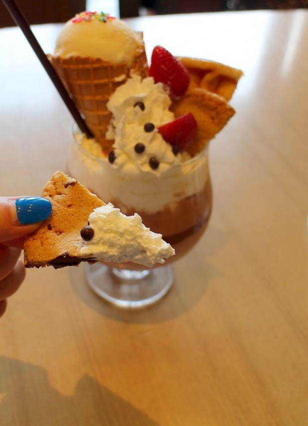 クッキーなどでホイップクリームをすくいながら食べるのもおすすめ