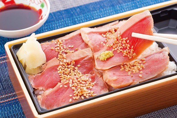 魚力海鮮寿司の「本まぐろステーキ丼」(1300円)は、魚力自慢の本マグロを使用。ワサビや刻み海苔を加えても美味