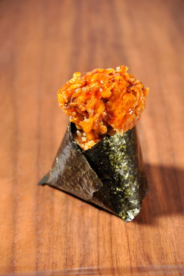 おむすび百千の「舞茸天むす」(220円)は、「えび天むす」に次ぐ人気商品