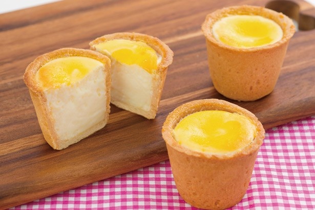 フロマージュ・テラが販売する「とろとろ焼きカップチーズ」(216円)。サックリとしたタルトと、とろりとしたチーズクリームのコンビネーションが病みつきに！