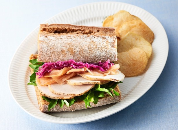  マダム・ブロの「デンマークのローストポークサンドイッチ 」(830円)。デンマーク家庭の味を、パンに挟んでパクリ！