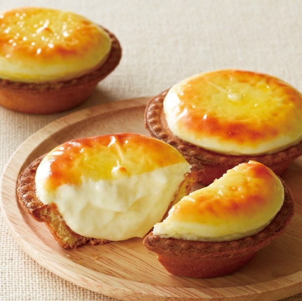 BAKE CHEESE TART 池袋店の「焼きたてチーズタルト」(216円)は、冷やして食べるのも美味。冷蔵庫で冷やすとムース部分が通常時より重くなり、レアチーズケーキのような食感に
