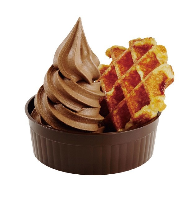 MR.waffle エチカ池袋店では、好みのワッフルに本格チョコソフトをトッピングする「ワッフルパルフェ」(450円～)も楽しめる