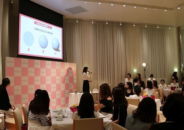 メディア・ブロガー向けイベント「この夏のキレイ作りはアイブローから！ ～眉で小顔になれるメーク塾～」の様子