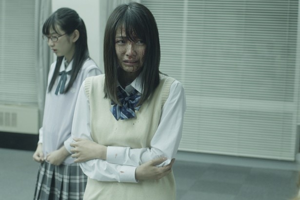 血まみれでおびえる主演の小島梨里杏(『人狼ゲーム プリズン・ブレイク』)