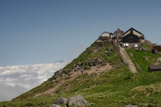 出羽三山の一角、月山の山頂からの絶景