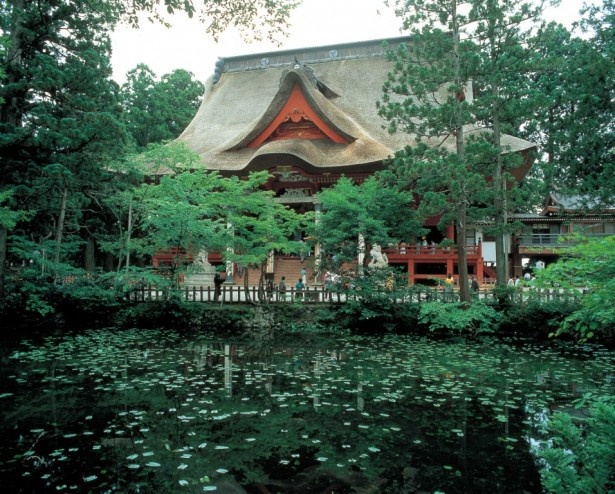 羽黒山の石段を登った先にある三神合祭殿。眼下には水面が美しい鏡池が広がる