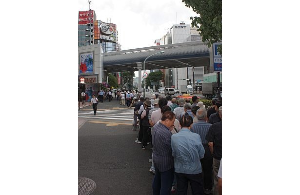 日比谷駅に届きそうなほどの列