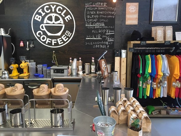 【写真を見る】多業種に珈琲豆を卸している「BICYCLE COFFE」。カフェ営業をしているのは、日本では虎ノ門店のみ