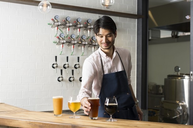 ブルワー自らビールを注いでくれる