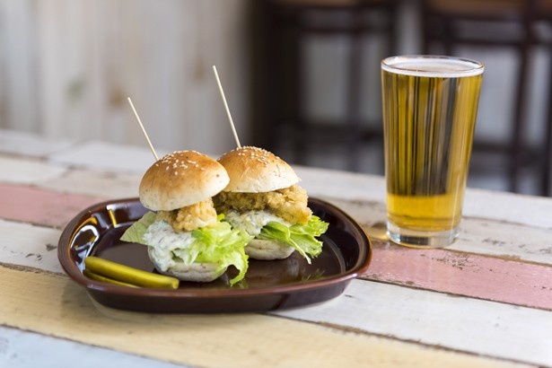 7階のビアレストランで味わえる「広島産大粒カキのminiオイスターバーガー」(1080円)は大人のハンバーガー