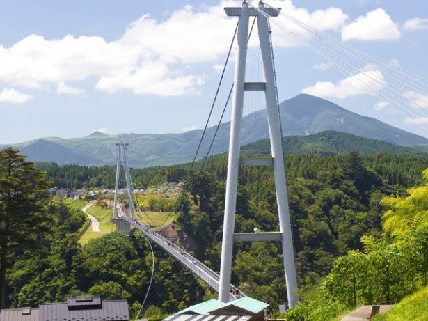 【写真を見る】大分県玖珠郡九重町にある「“夢”大吊橋」では7月末まで入場料無料キャンペーンを実施中！