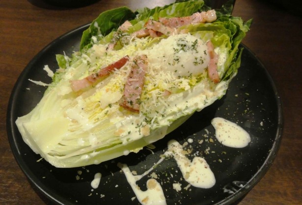 「ロメインレタスのシーザーサラダ」（780円）は、温玉の濃厚な味わいがよく合う