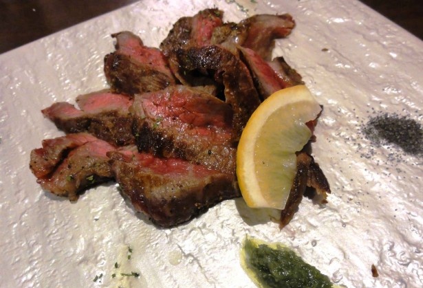 「本日の京都牛の鉄板焼」（1780円）は、焼く前の肉をテーブルで披露してくれる