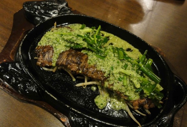 夏バテにも効きそうな「牛ハラミの鉄板ステーキ ガッツリ生ニラ×ハーブバターソース（1980円）