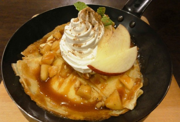 デザートも充実。鉄板で焼いた「鉄板！焼カスタードクレープ」（480円）や鉄板焼のフレンチトーストなどは同店ならではの味