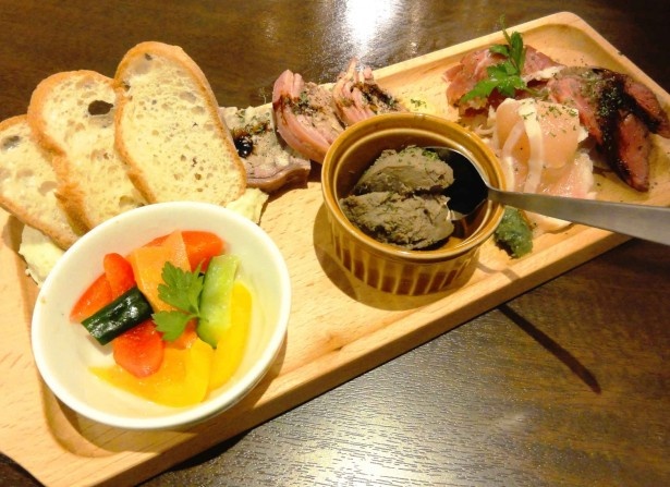 ローストビーフやプロシュート、レバーペーストなど同店自慢の前菜がそろう「29BARの肉前菜盛り合わせ」（1280円）