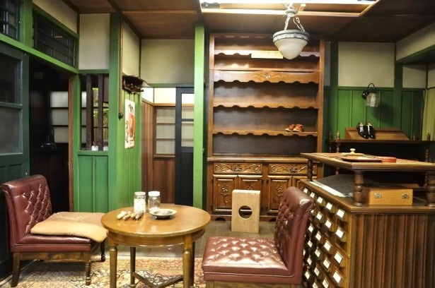 すみれにモノづくりの大切さを教える靴職人・麻田の店「あさや靴店」の店内のセット