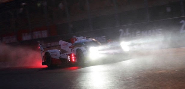  【写真を見る】夜、そして雨という悪条件の中、タイムアタックに挑むTS050 HYBRID